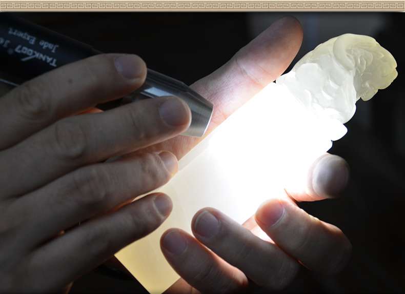 照玉強(qiáng)光手電筒不只可以鑒定琥珀，還可以鑒別各種的玉石、原石