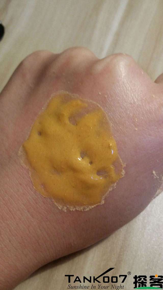 客戶買了紫光手電驗熒光劑，先拿面膜大姨媽巾開刀 