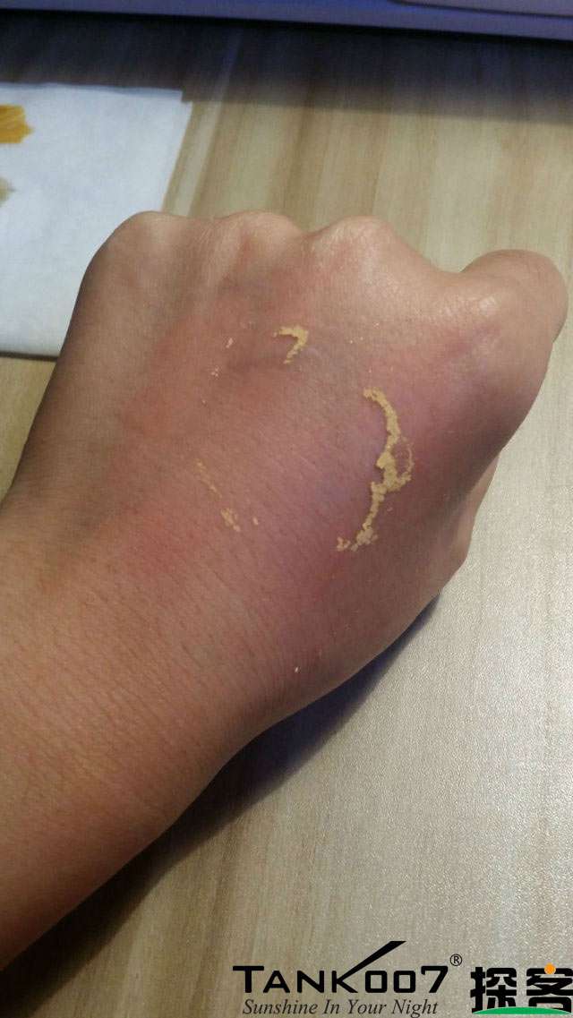 客戶買了紫光手電驗熒光劑，先拿面膜大姨媽巾開刀 