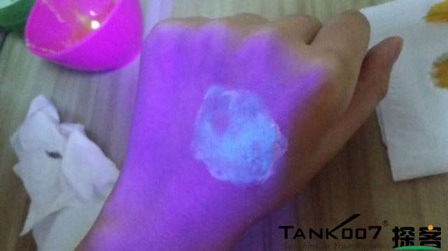 客戶買了紫光手電驗熒光劑，先拿面膜大姨媽巾開刀 