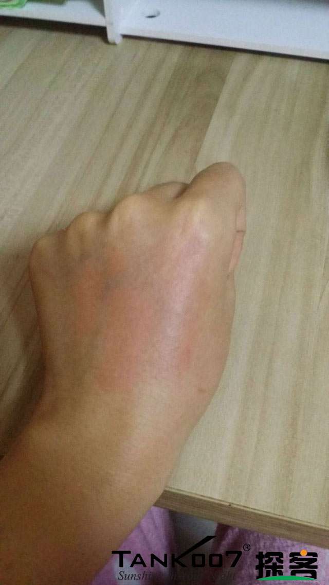 客戶買了紫光手電驗熒光劑，先拿面膜大姨媽巾開刀 