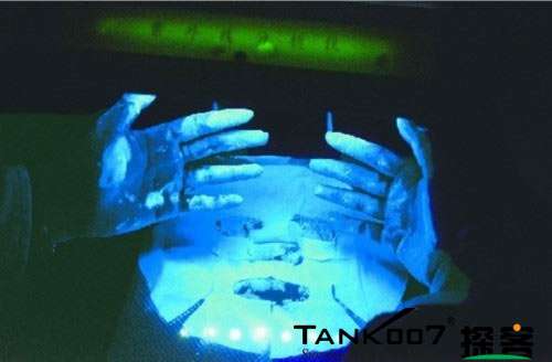 客戶買了紫光手電驗熒光劑，先拿面膜大姨媽巾開刀 