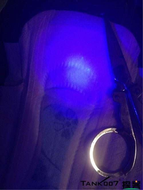 客戶買了紫光手電驗熒光劑，先拿面膜大姨媽巾開刀 