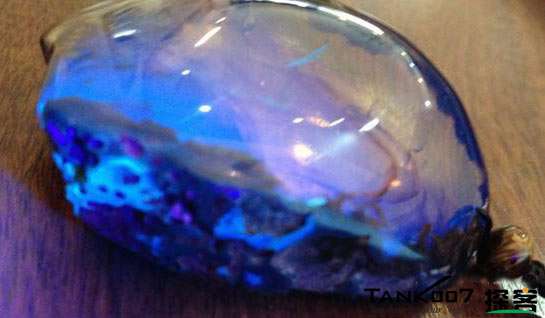 網(wǎng)上用紫光手電鑒定琥珀的帖子這么多，哪個是真假？