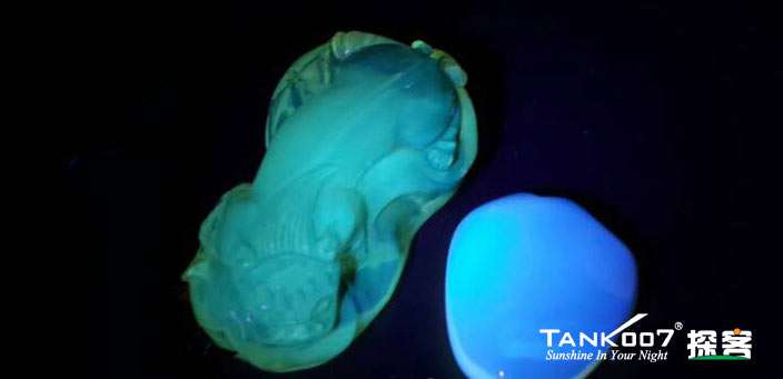 網(wǎng)上用紫光手電鑒定琥珀的帖子這么多，哪個是真假？