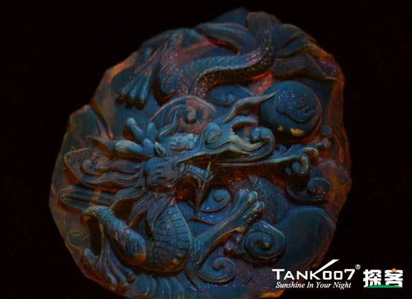 網(wǎng)上用紫光手電鑒定琥珀的帖子這么多，哪個是真假？