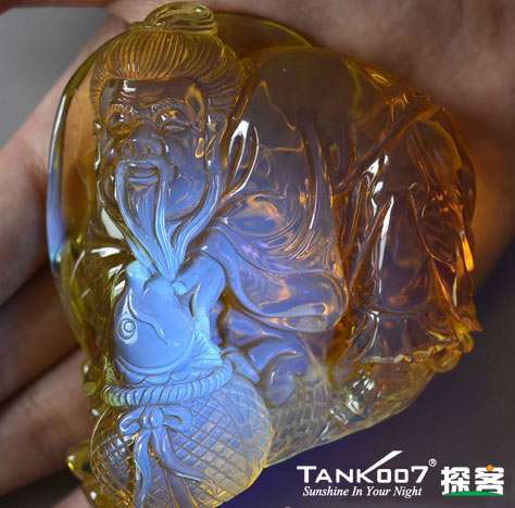 網(wǎng)上用紫光手電鑒定琥珀的帖子這么多，哪個是真假？