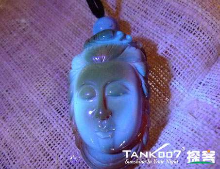 網(wǎng)上用紫光手電鑒定琥珀的帖子這么多，哪個是真假？
