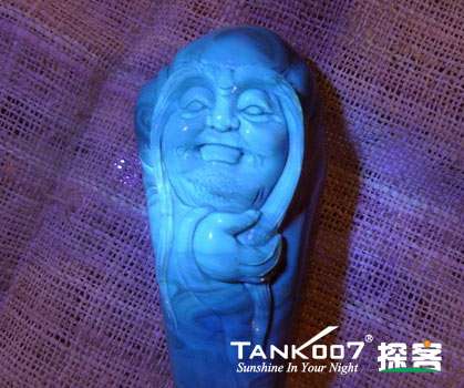 網(wǎng)上用紫光手電鑒定琥珀的帖子這么多，哪個是真假？