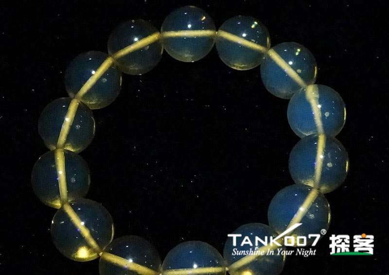 網(wǎng)上用紫光手電鑒定琥珀的帖子這么多，哪個是真假？