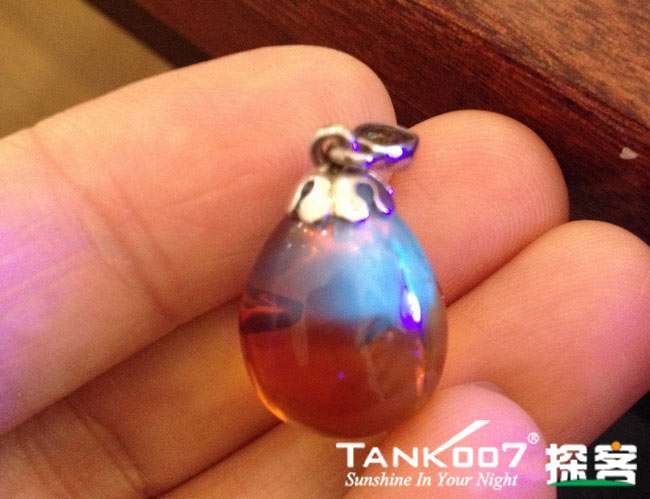 網(wǎng)上用紫光手電鑒定琥珀的帖子這么多，哪個是真假？