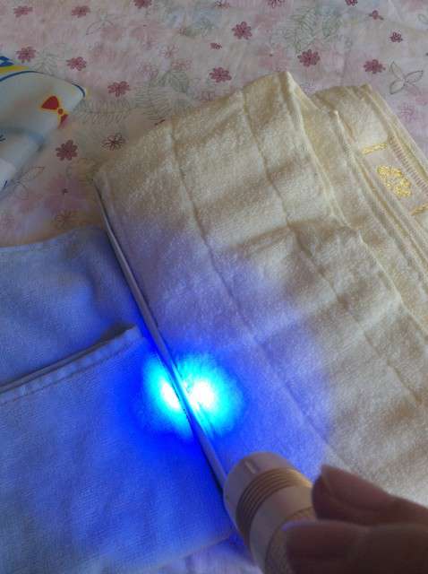  寶媽買了紫光手電，衣服上好多熒光劑，看的心慌害怕