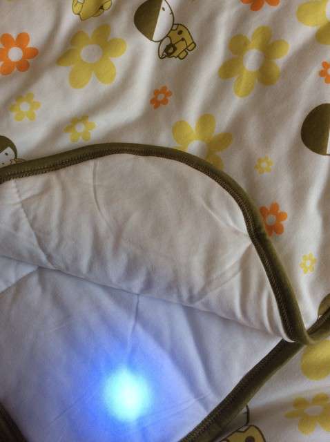  寶媽買了紫光手電，衣服上好多熒光劑，看的心慌害怕