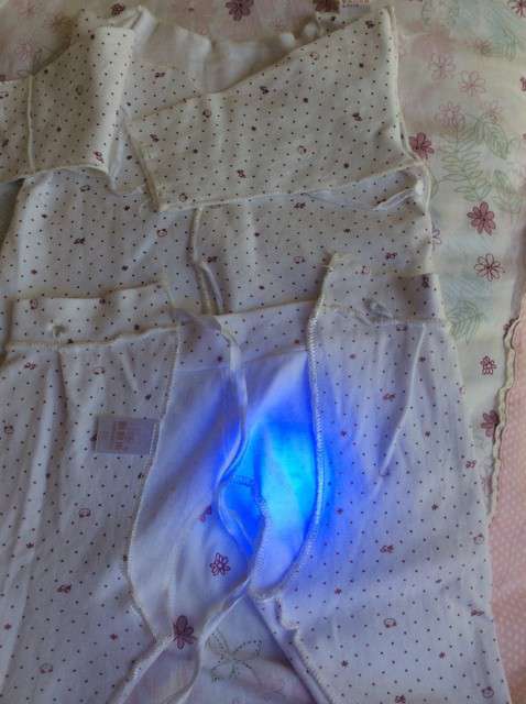  寶媽買了紫光手電，衣服上好多熒光劑，看的心慌害怕