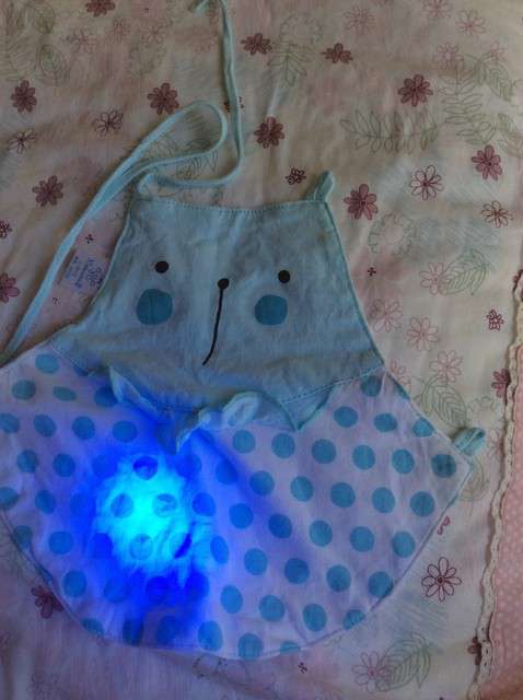  寶媽買了紫光手電，衣服上好多熒光劑，看的心慌害怕