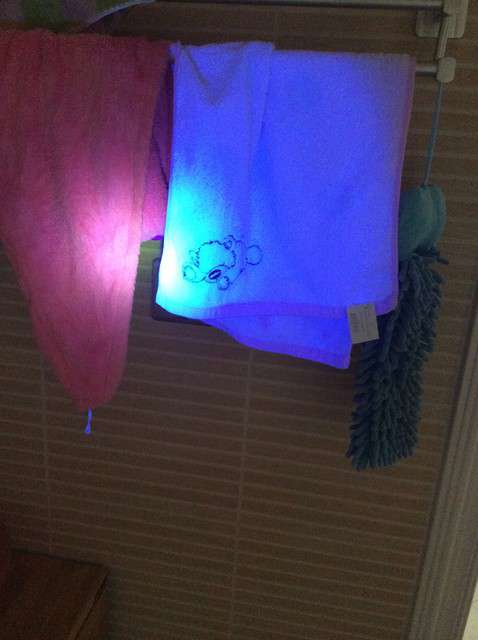  寶媽買了紫光手電，衣服上好多熒光劑，看的心慌害怕