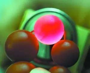 可惡的南紅假貨終于被我用手電筒照出原形