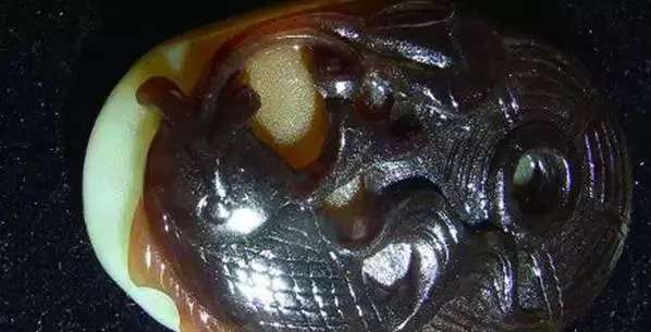 漲知識(shí)，玉也能騙人！照玉手電筒照出真相