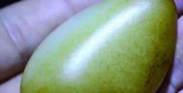 漲知識(shí)，玉也能騙人！照玉手電筒照出真相